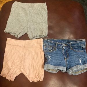 3T Old Navy Shorts Like New!! No stains barely worn 🌸
